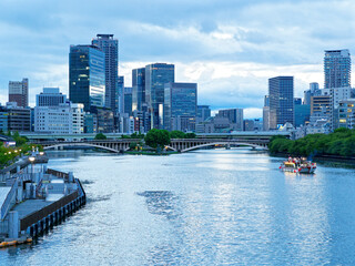 大阪 天満橋から見る夕暮れの大川 天神橋とビル群