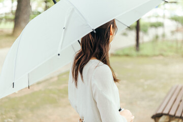 傘をさす女性
笑顔で待つ女性
待ち合わせをする女性
