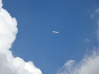 青空と白い雲と飛行機