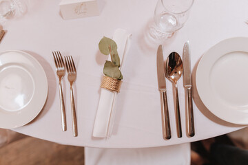 Tischdekoration Hochzeit Location Kerzenständer gedeckter Tisch Besteck goldenes Gabel und Löffel...