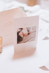 Gedeckter Tisch am Hochzeitstag 