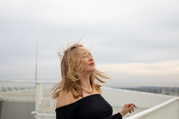 Frau auf Wolken