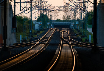 Eisenbahn Schienen Gleise Strecke Hochgeschwindigkeit Weichen Glanz Sonnenlicht Hochspannung...