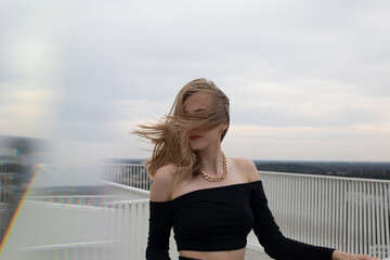 Frau in Schwarz und Gold aus Stahl