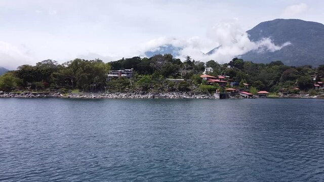 lake atitlan i guatemala