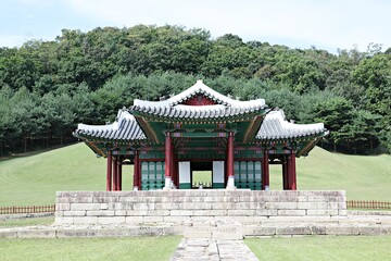 Obraz premium 한국의왕실무덤입니다