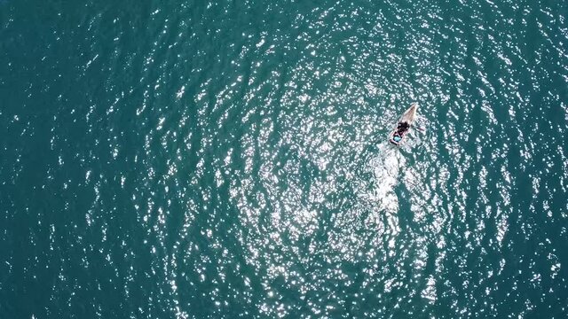cenital view of a canoe sailing on a lake