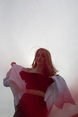 Frau in Schwarz und Gold aus Stahl in Wolken