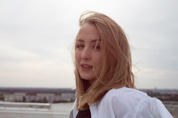 Frau in Schwarz und Gold aus Stahl in Wolken