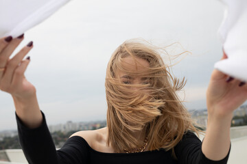 Frau in Schwarz und Gold aus Stahl in Wolken