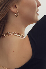 Frau in Schwarz und Gold aus Stahl