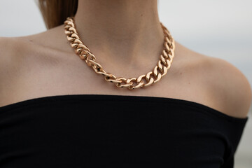 Frau in Schwarz und Gold aus Stahl