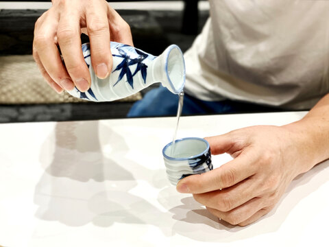 手酌酒をする男性の手元stock Photo Adobe Stock