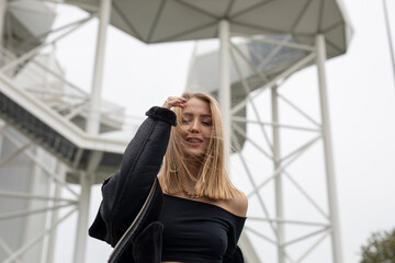 Frau in Schwarz und Gold aus Stahl