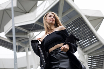 Frau in Schwarz und Gold aus Stahl