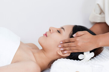 Obraz na płótnie Canvas young woman massage in spa salon