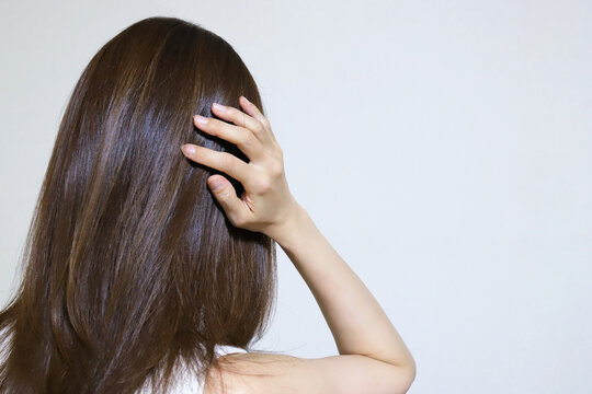 頭を抱える女性