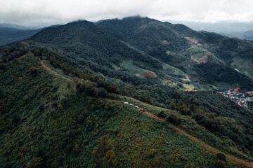Obraz premium Mountains and green trees during the day