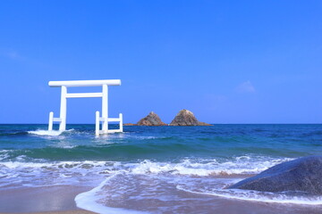 二見ヶ浦の白い鳥居と夫婦岩 海と空と鳥居 テキストスペース