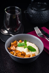 semolina porridge with baked apple
