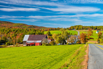 Obraz premium Amazing colors of New Hampshire countryside during foliage season, USA.