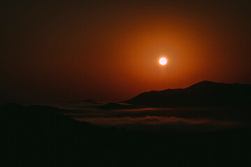 amanecer entre las montañas con un mar de nubes 