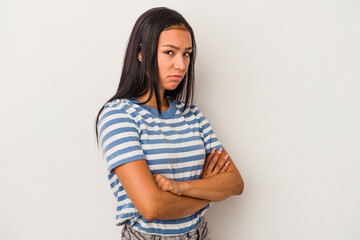 Obraz premium Young latin woman isolated on white background suspicious, uncertain, examining you.