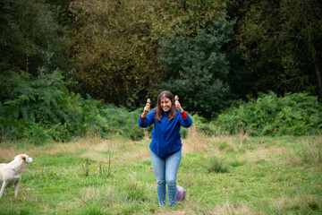 Chica feliz, por haber encontrado setas en un campo de  su localidad en Otoño