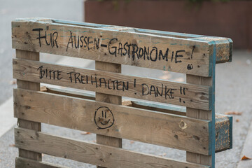 Holzpalette als Platzhalter für die Aussengastronomie