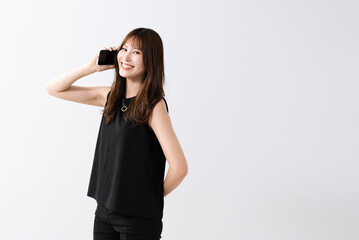 Fototapeta premium 携帯電話を使うビジネスウーマン