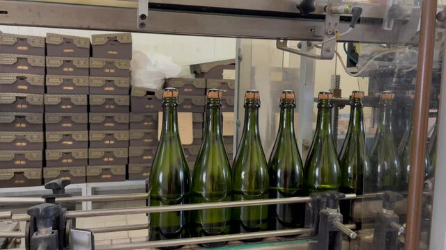 Sparkling wine bottling cork machine