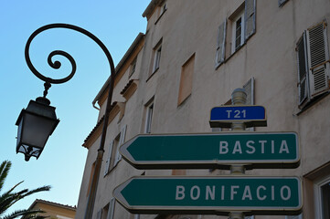 Panneau de signalisation routière indiquant la direction de Bastia et de Bonifacio