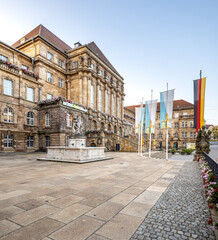 Seitenansicht auf das Kasseler Rathaus an einem Sommermorgen