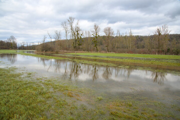 Prairie et route inondée en hiver