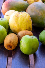 Conjunto de frutas sobre una mesa de madera