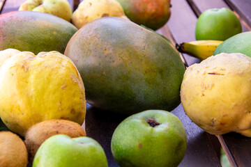 Conjunto de frutas sobre una mesa de madera
