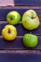 Manzanas sobre una mesa de madera