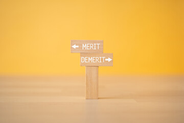 「MERIT」「DEMERIT」と書かれた積み木