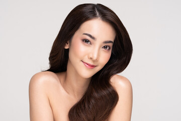 Naklejka premium Beautiful Asian woman looking at camera smile with clean and fresh skin Happiness and cheerful with positive emotional,isolated on white background,Beauty and Cosmetics Concept