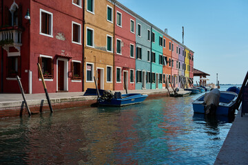 Fototapeta na wymiar Burano e i riflessi colorati nei canali