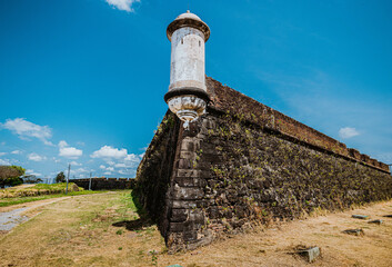 A fortaleza de são josé de Macapá é uma das setes maravilhas do Brasil e foi construída pelos...