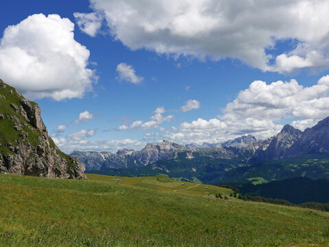 suggestiva e scenica immagine delle dolomiti in Val Badia in Italia d'estate