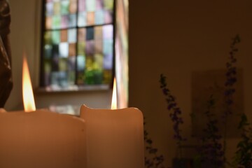 Kerzen in einer Kirche.