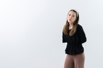 若い茶髪の女性