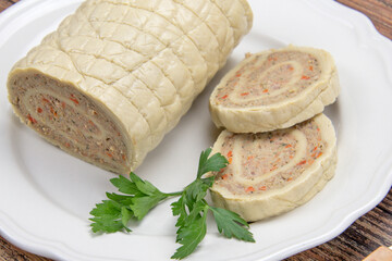 Fleischschnacka (spécialité alsacienne) dans une assiette