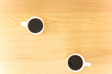 カフェでリラックスをする若い女性