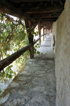 historische begehbare Stadtmauer in Berching im Altm&uuml;hltal in Bayern
