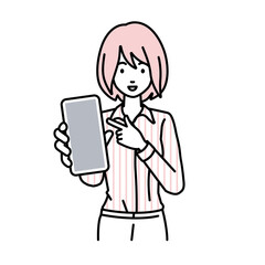 立ってスマートフォンを指差してこちらに向けて見せているブラウスの女性