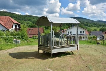 Obraz premium Landwirtschaftliche Futterraufe auf einer Weide im Mittelgebirge, Odenwald, Hessen