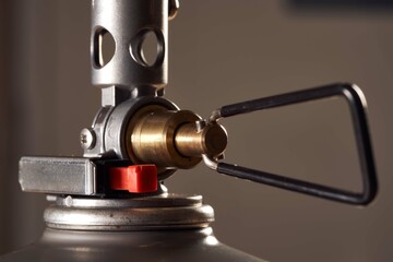 登山用のシングルバーナー（ストーブ）のアップ